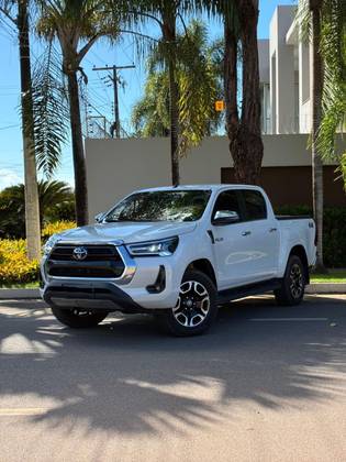 TOYOTA HILUX 2.8 D-4D TURBO DIESEL CD SRX PLUS 4X4 AUTOMÁTICO TOYOTA HILUX 2.8 D-4D TURBO DIESEL CD SRX PLUS 4X4 AUTOMÁTICO
